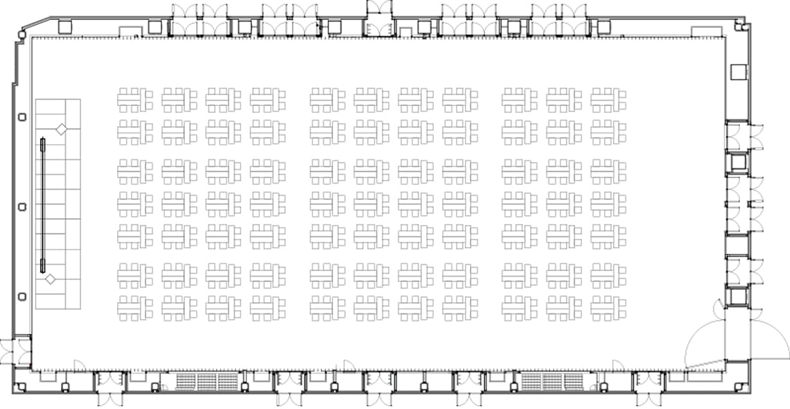 全面縦使い島型の5階ホールレイアウト図。6名1グループごとに机と椅子が向かい合わせに配置されていて、正面にステージがあります。