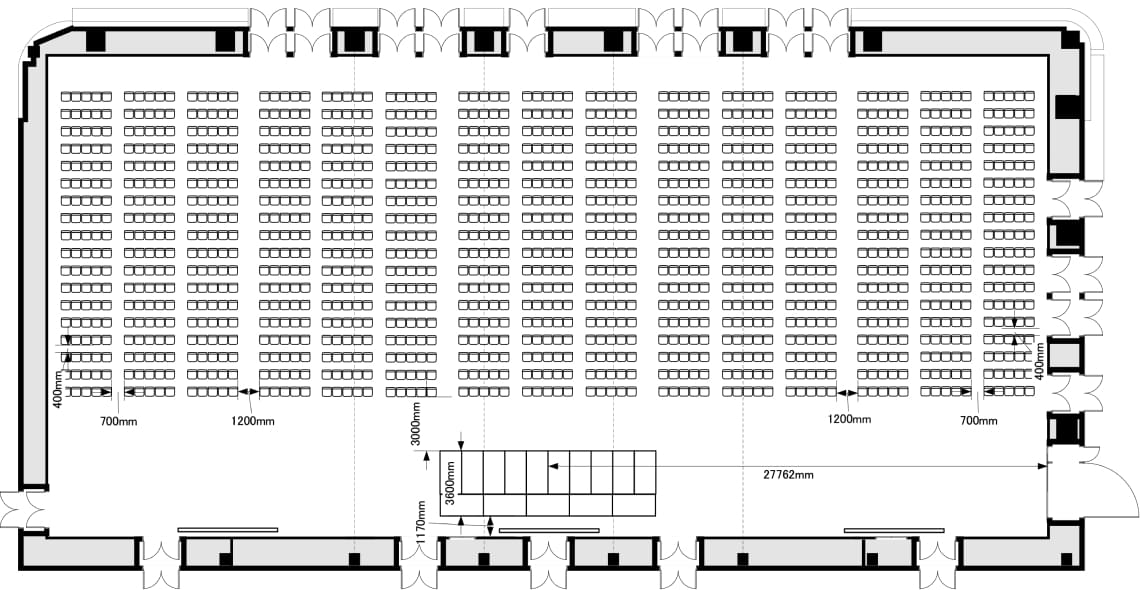 全面横使いシアター型の5階ホールレイアウト図。正面のステージに向かって、椅子が並んでいます。