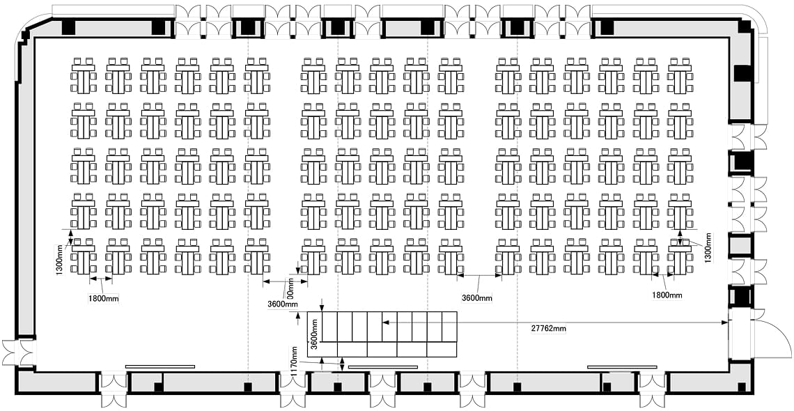 全面横使い島型の5階ホールレイアウト図。6名1グループごとに机と椅子が向かい合わせに配置されていて、正面にステージがあります。