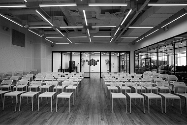 小規模利用の利用イメージ写真。机と椅子が並んだ会議室の様子です。