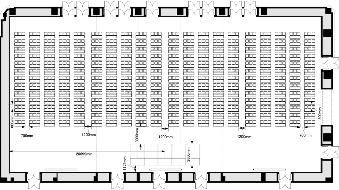全面横使いスクール型の7階ホールレイアウト図。正面のステージに向かって、3名掛けの机と椅子が並んでいます。