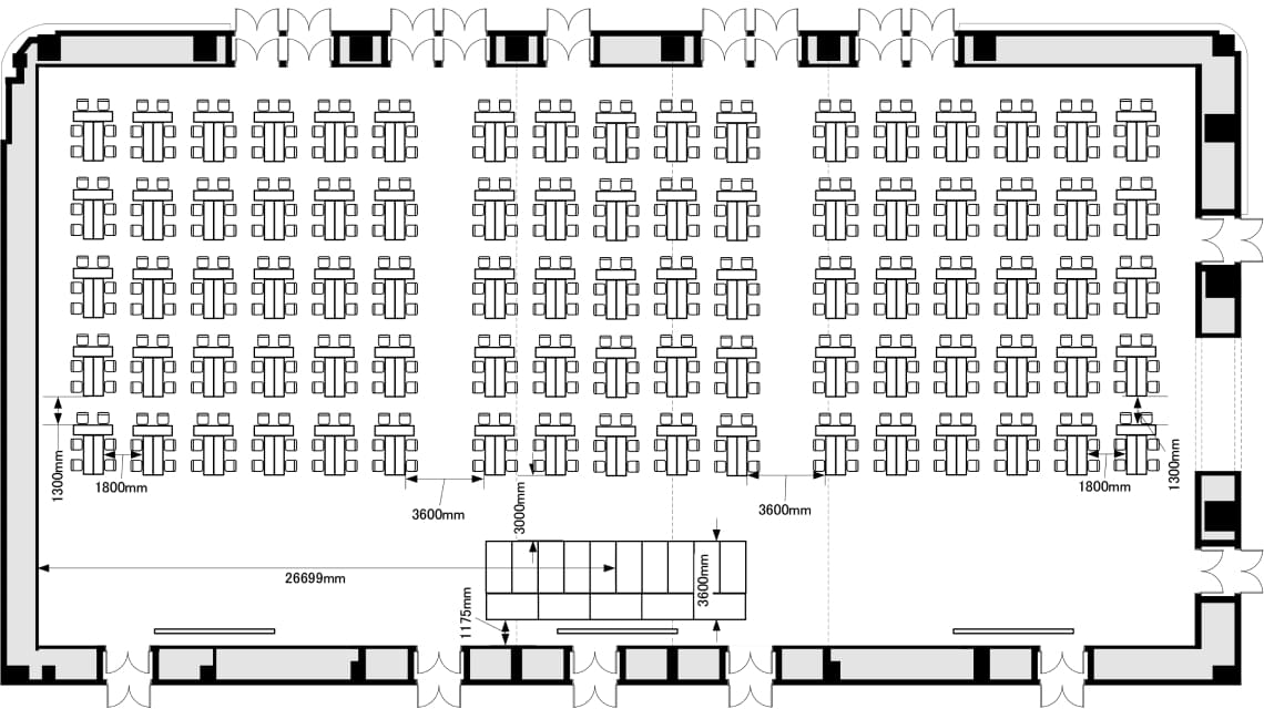 全面横使い島型の7階ホールレイアウト図。6名1グループごとに机と椅子が向かい合わせに配置されていて、正面にステージがあります。